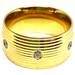Anillo de acero dorado con lineas en relieve de 11 mm con cubic blancos nro. 18 en internet