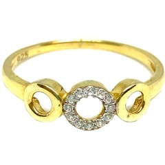 Anillo triple circulo calado uno microengarzado central de plata dorada nro. 18