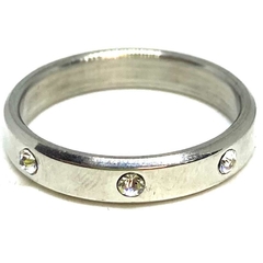 Anillo cinta de acero con tres cubics color trasparente 4 mm de grosor