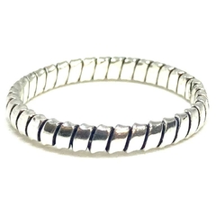 Anillo de plata cinta de 3 mm con lineas verticales empavonadas nro. 19