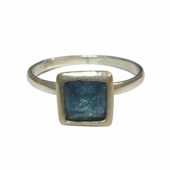 Anillo de plata solitario cubic estrellado cuadrado en virola celeste nro.16