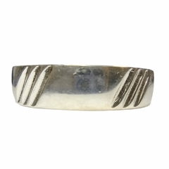 Anillo de plata sin fin con rayitas diagonales centrales nro.27