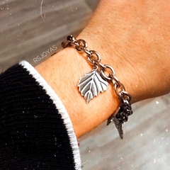 Pulsera eslabon ovalado de acero con dijes de hojas con detalles labrados - comprar online