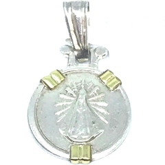 Dije de plata y oro con Virgen de Lujan en relieve de 1,5 cm diametro