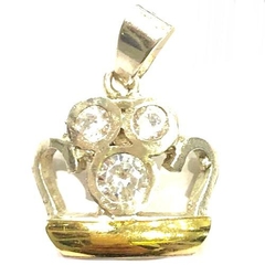 Dije de corona plata y oro con cubic blanco central de 2,5 cm alto x 2 cm ancho