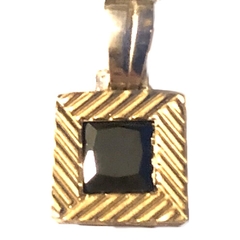 Dije cuadrado de plata y oro con cubic negro central de 1 cm x 1 cm - comprar online