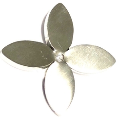 Dije flor de acero esmerilado con circon blanco central de 3 cm alto - comprar online