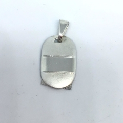 Dije en forma de chapita ovalada de plata esmerilada para grabar