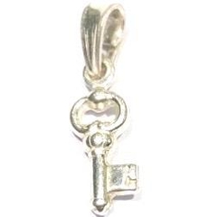 Dije de llave de plata con detalles en relieve 1,6 cm de alto x 0,5 cm de ancho