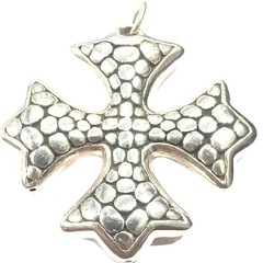 Dije cruz de malta plata inflada con detalles circulares de 4,8 cm de diametro