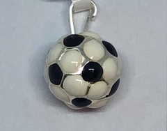 Dije de pelota de futbol 3D de plata con esmalte color blanco y negro