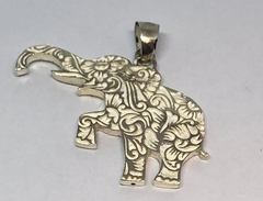 Dije de plata con detalles de flores labradas de 4,5 cm de alto x 5 cm ancho