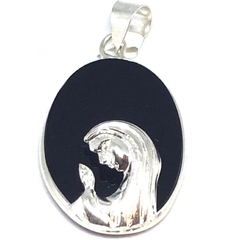 Dije Virgen Niña de plata italiana con fondo de onix 2,5 cm alto x 1,5 cm ancho