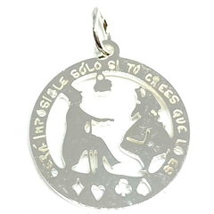 Dije medalla redonda de acero blanco calada de alicia y el sombrerero