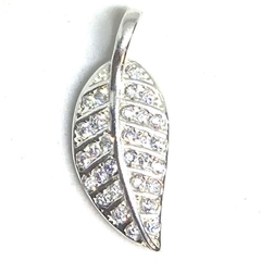 Dije de plata hoja microengarzada de 2 cm de alto x 0,8 cm de ancho