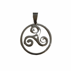 Dije de acero trisquel calado en circulo de 2.5 cm de diametro