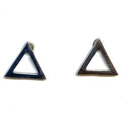 Aros tringulos calados de acero pegaditos de 0,7 cm alto x 0,7 cm ancho