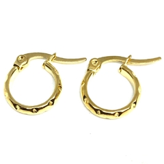 Argollitas de acero dorado con diseño labrado estilo martillado 1,3 cm diametro