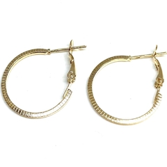 Argollitas bijou importada color dorado seccion cuadrada con lineas labradas