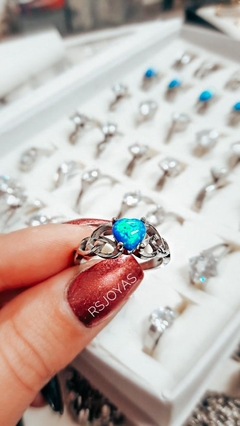 Anillo solitario de acero con centro corazon de opalo y ondas laterales nro.18 - comprar online