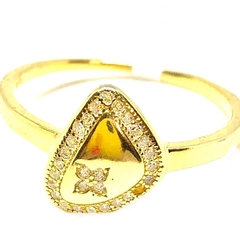 Anillo triangulo irregular con microengarce plata dorada 18
