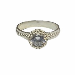 Anillo solitario de plata linea central torzada con cubic blanco central nro 20