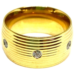 Anillo de acero dorado con lineas en relieve de 11 mm con cubic blancos nro. 20