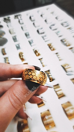 Anillo cinta de acero dorado de 10 mm con hexagonos labrados nro. 20 - RS Mayorista