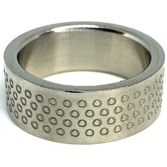 Anillo cinta de acero de 7 mm con puntitos labrados nro. 22
