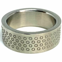 Anillo cinta de acero de 7 mm con puntitos labrados nro. 20