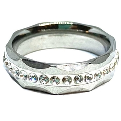 Anillo sin fin de acero con labrado en los bordes y cubics tranparentes nro. 26