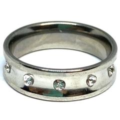 Anillo cinta de acero ondulada con cinco cubics color transparente nro. 28