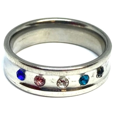 Anillo cinta acero con bajorrelieve y cinco cubics multicolor centrales nro. 28