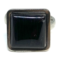 Anillo de acero cuadrado con piedra color negro central nro. 26