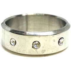 Anillo cinta de acero con tres cubics color trasparente 7 mm de grosor