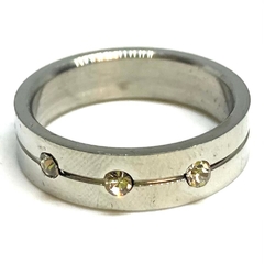 Anillo cinta de acero con tres cubics color trasparente 5 mm de grosor