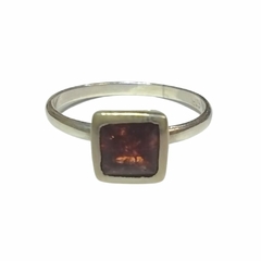 Anillo de plata solitario cubic estrellado cuadrado en virola rojo nro.14