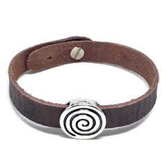 Pulsera cuerina marron con dije de acero central de espiral de 18 cm de largo