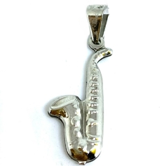 Dije saxo de acero en relieve de 3,2 cm de alto x 1 cm de ancho