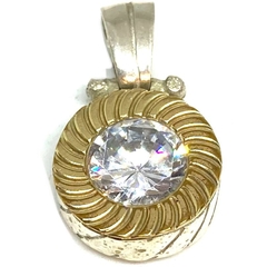 Dije circular de plata y oro con circon central transparente 1,4 cm diametro