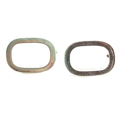Aro ovalito calado de acero blanco 0,7 cm de ancho x 1 cm de alto