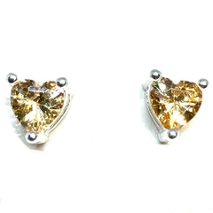 Aros corazones con circon color ambar engrifado de plata italiana de 6 mm
