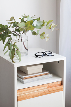 Mesa de luz Kali con patas - comprar online