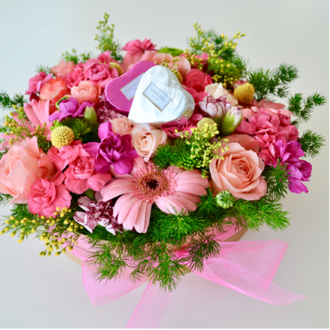 Caja Circular Con Flores Variadas y corazones de chocolates - comprar online