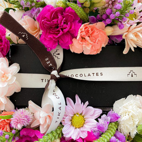 Caja Artesanal con Flores de Estación y Chocolates - comprar online
