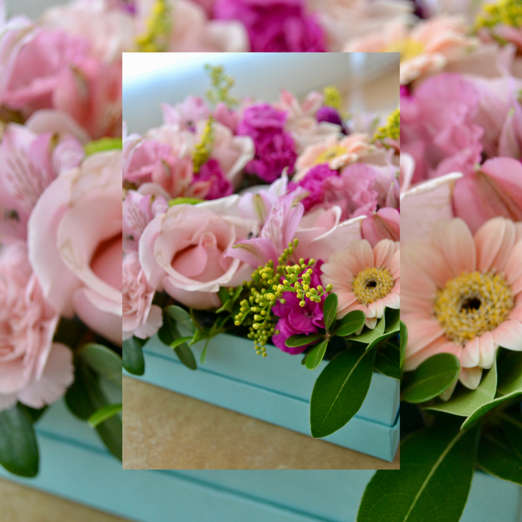 Caja de Flores Variadas con velas aromaticas