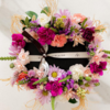 Caja Artesanal con Flores de Estación y Chocolates