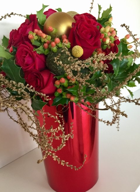 Florero Rojo flores variadas con adornos navideños