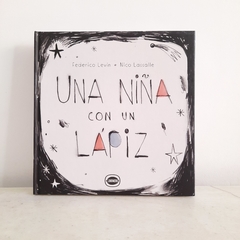 Una niña con un lápiz