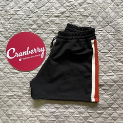 SHORT PRETO LISTRA LATERAL